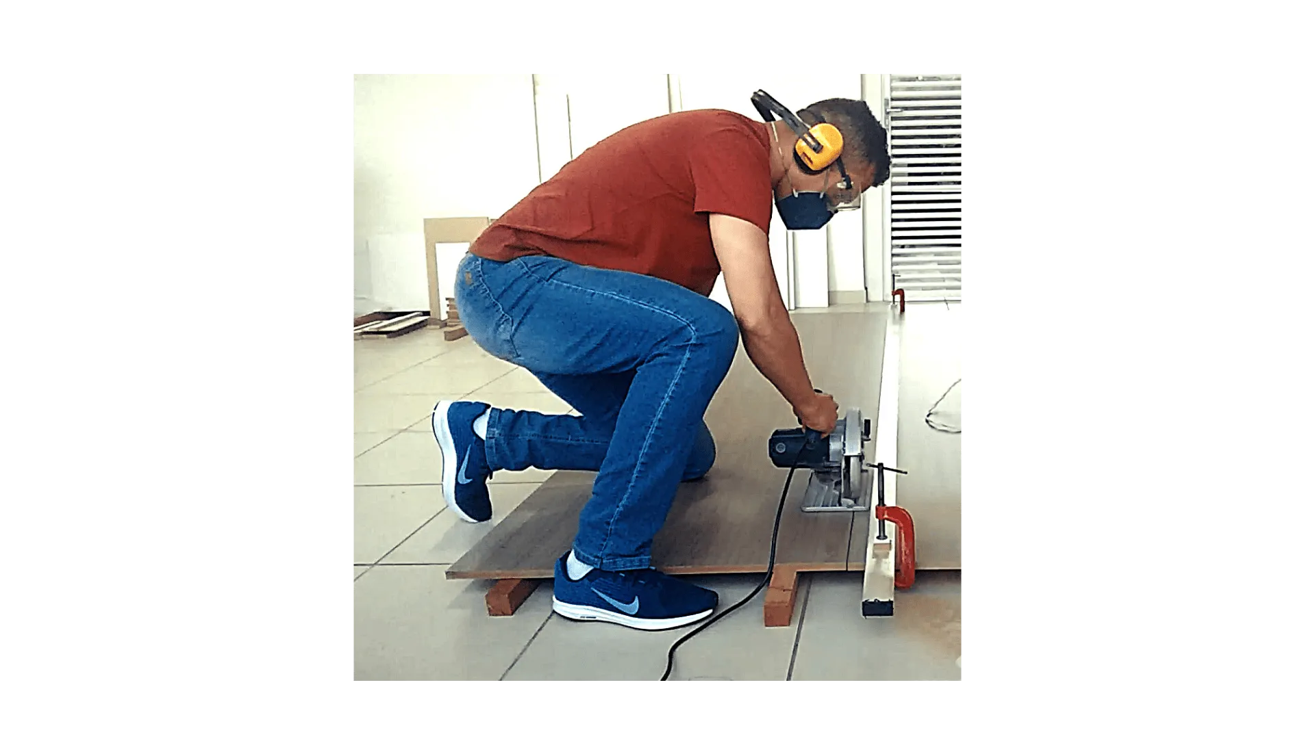 Montagem de estrutura com parafusos