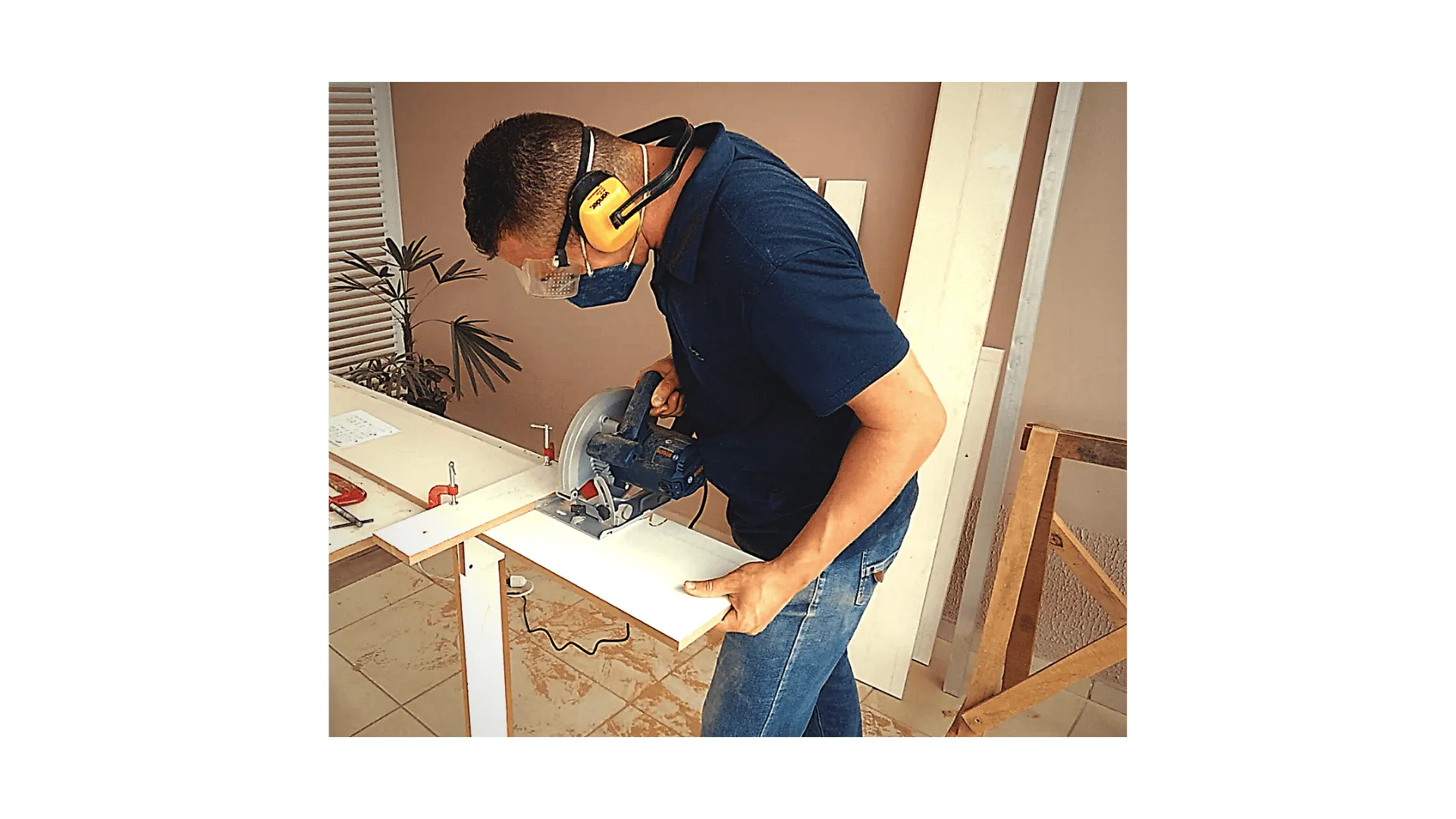 Aplicação de fita de borda durante acabamento