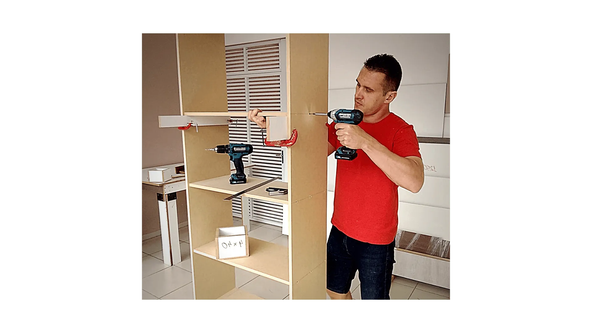 Instalação de ferragens de corrediça