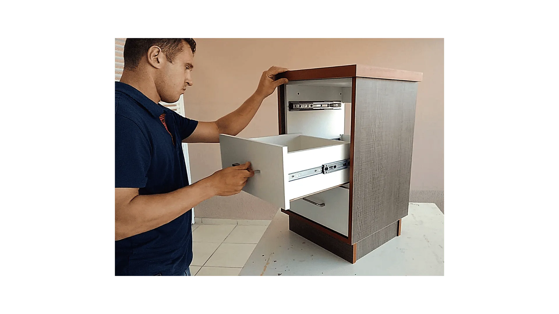 Etapa final de montagem com verificação de alinhamento